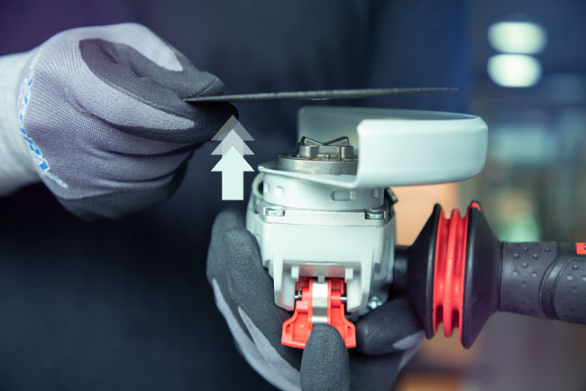 Aletin kolu ile kilidini açın ve bırakın